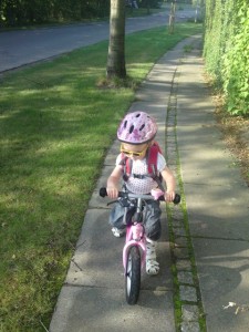 Min store pige der selv kan cykle/løbe til børnehave