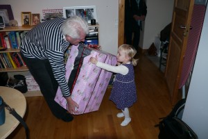 Morfar hjælper med den STORE gave