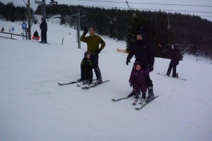 Sofia og Johannes + fædre på ski